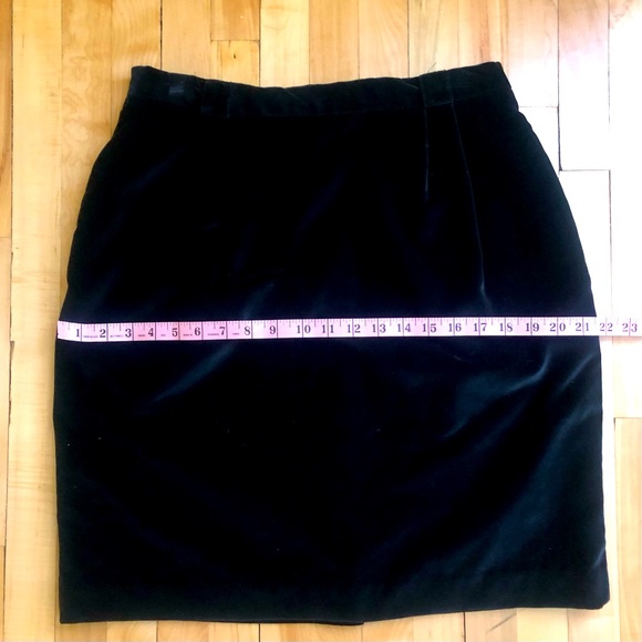 Vintage 80s black velvet pencil skirt
size:15
Made in Canada 🇨🇦 - Picture 3 of 5